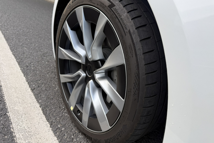Tesla Model 3 2024 car image #3