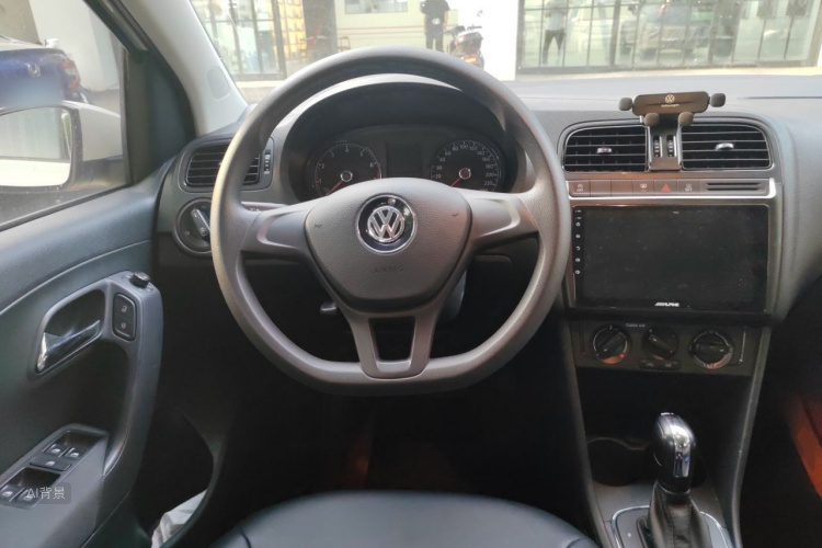Volkswagen Polo 2018 car image #12