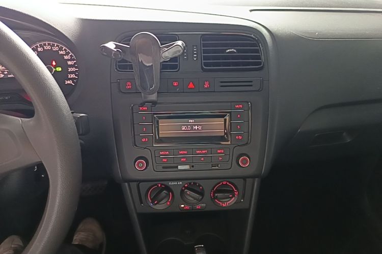 Volkswagen Polo 2019 car image #13