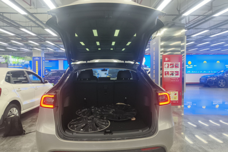 Tesla Model Y 2024 car image #21