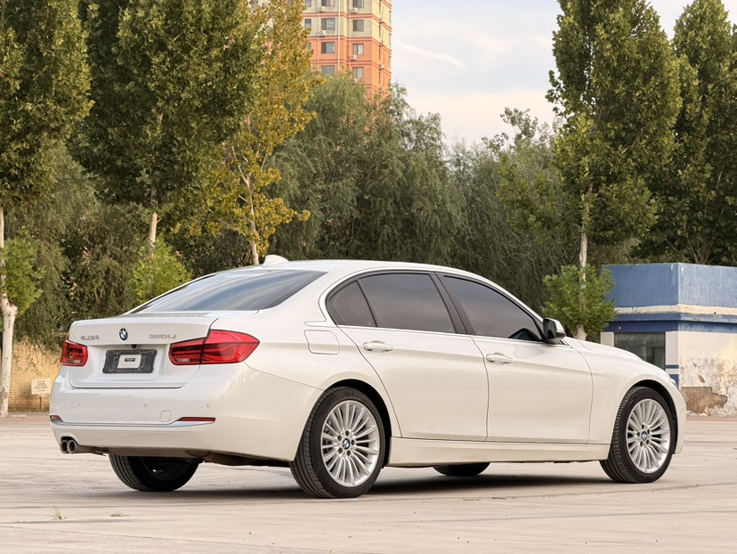 BMW 3 Series 2018 car image #16