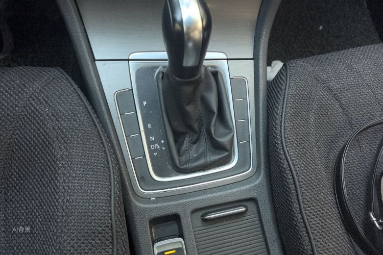 Volkswagen Golf 2017 car image #16