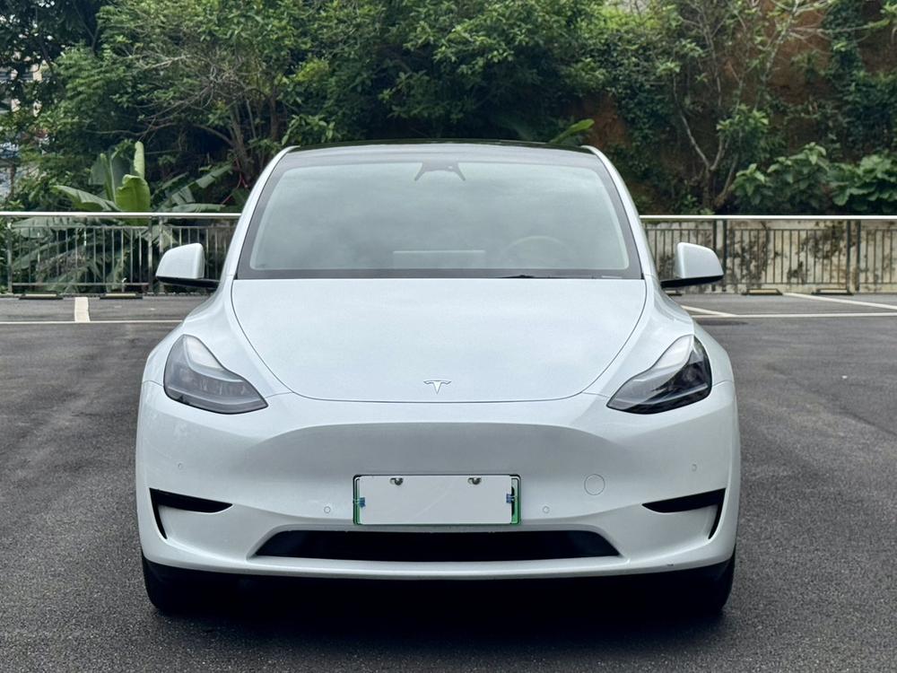 Tesla Model Y 2023 car image #2