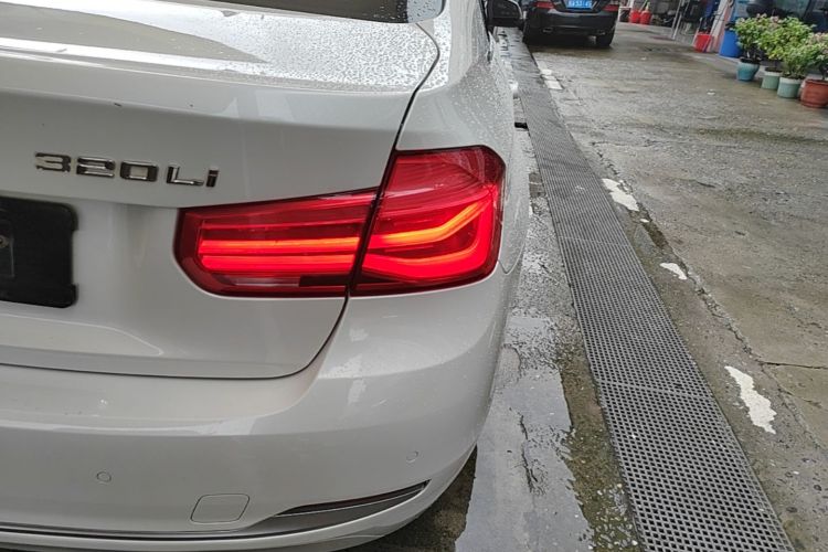 BMW 3 Series 2018 car image #8