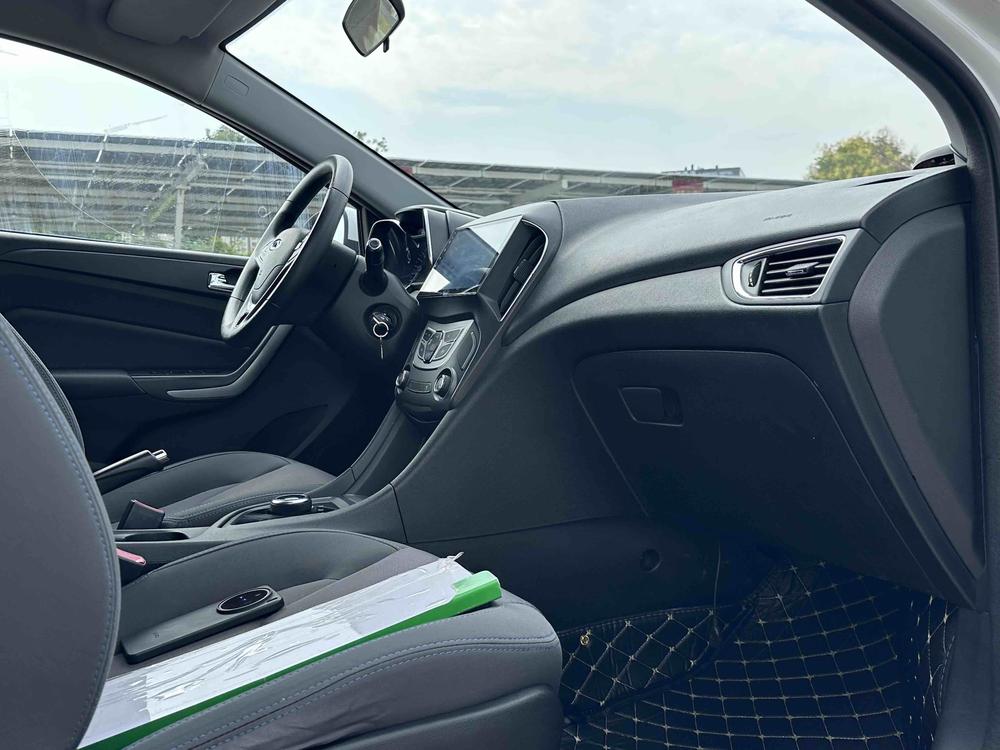 2018 car image #12