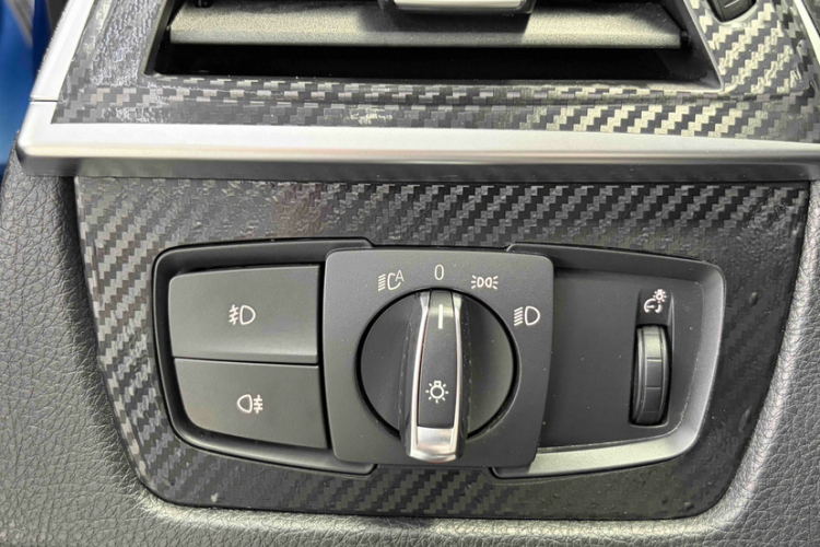 BMW 3 Series 2018 car image #11