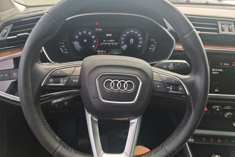 Audi Q3 2021 car image #11