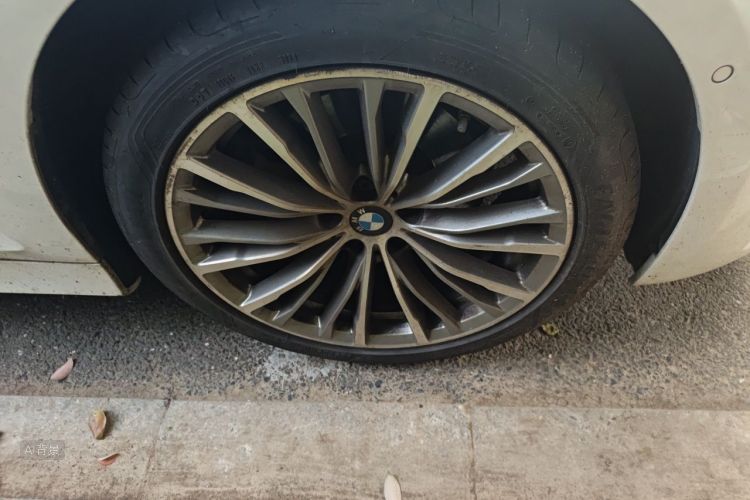 BMW 3 Series 2019 car image #9