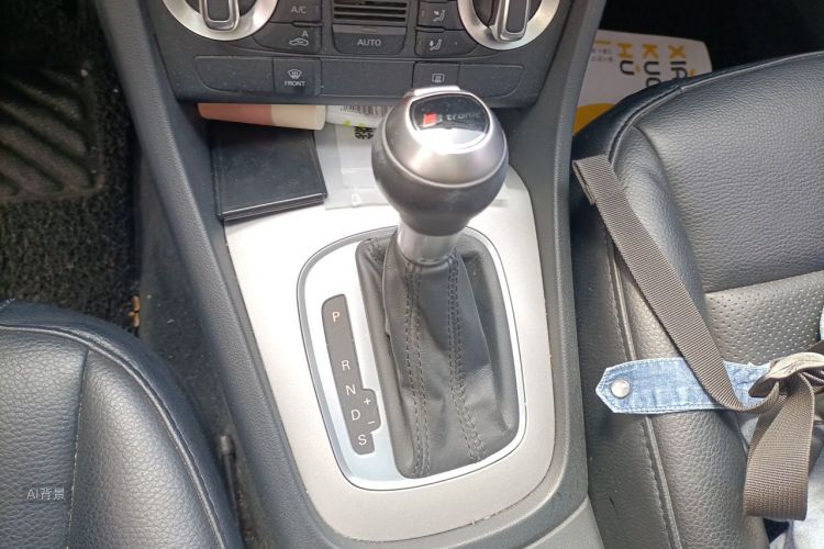 Audi Q3 2015 car image #16