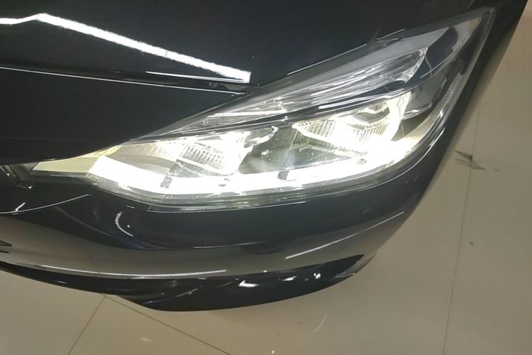 BMW 3 Series 2018 car image #23