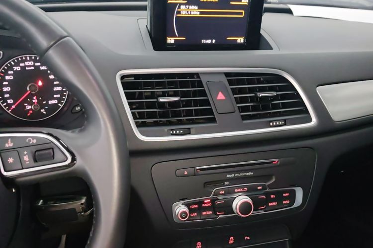 Audi Q3 2018 car image #13