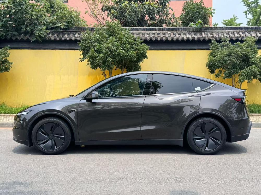 Tesla Model Y 2025 car image #3