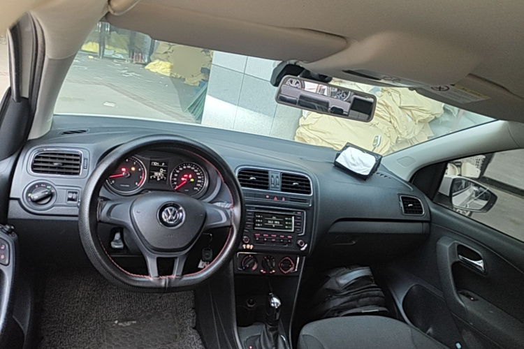 Volkswagen Polo 2015 car image #10