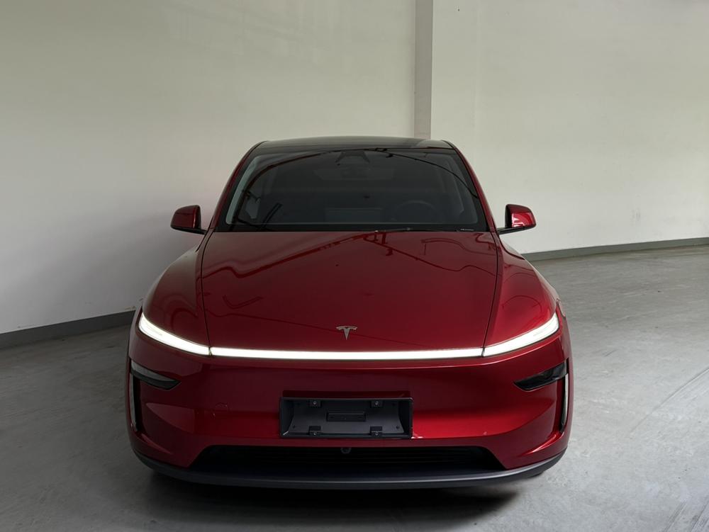 Tesla Model Y 2025 car image #2