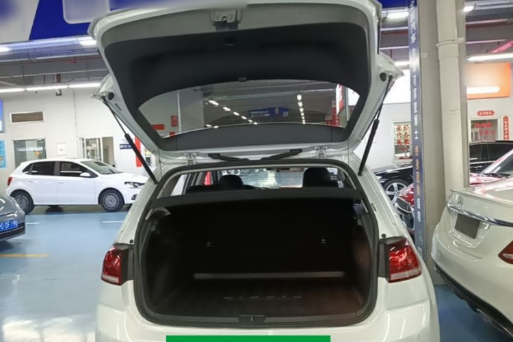 Volkswagen Golf 2019 car image #21