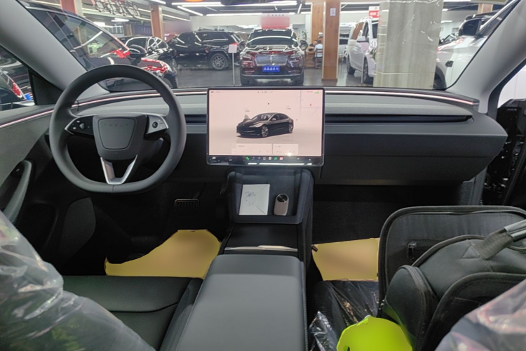 Tesla Model 3 2026 immagine di auto #11