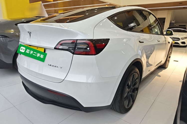 Tesla Model Y 2024 #5 Tesla Model Y 2024 immagine di auto #5