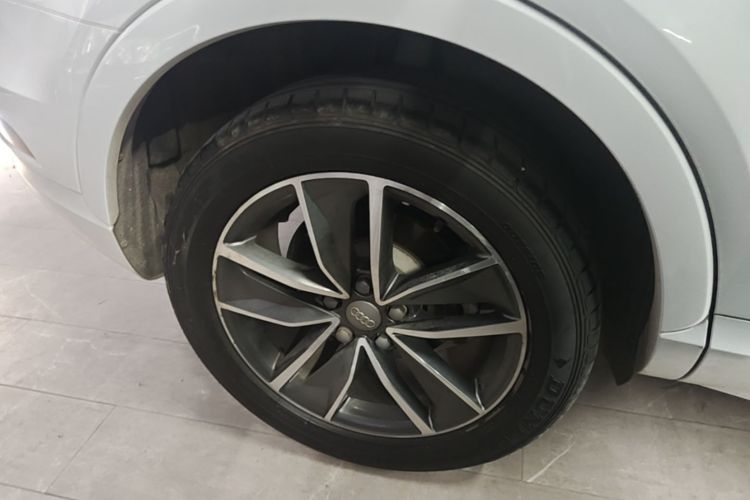 Audi Q3 2017 car image #10