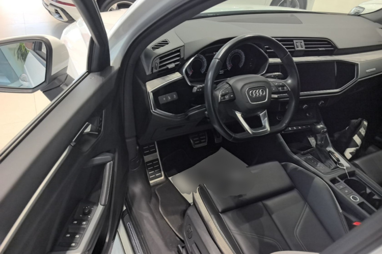 Audi Q3 2024 immagine di auto #16