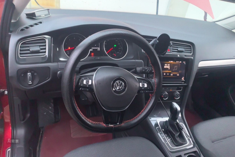 Volkswagen Golf 2019 car image #12