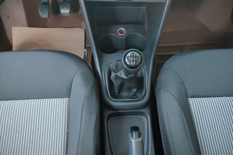 Volkswagen Polo 2015 car image #14
