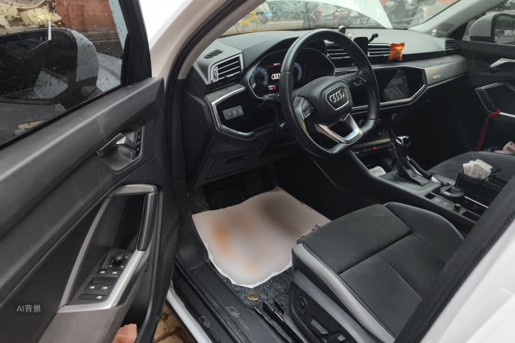 Audi Q3 2019 car image #18