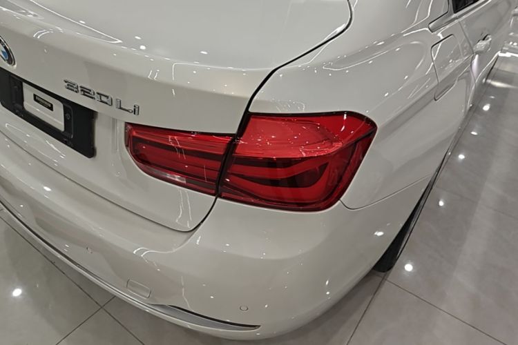 BMW 3 Series 2018 #8 BMW 3 Series 2018 car image #8
