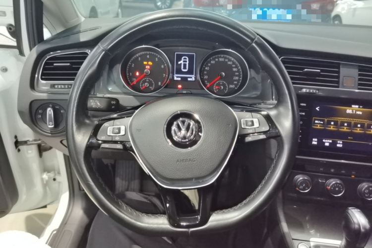 Volkswagen Golf 2020 car image #11