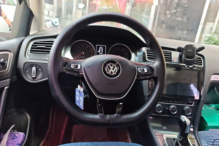 Volkswagen Golf 2018 car image #12