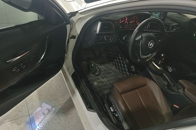 BMW 3 Series 2019 car image #16