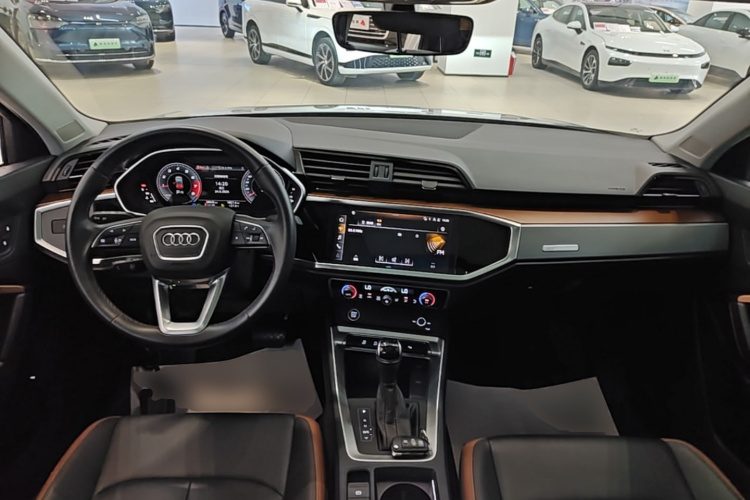 Audi Q3 2023 car image #11