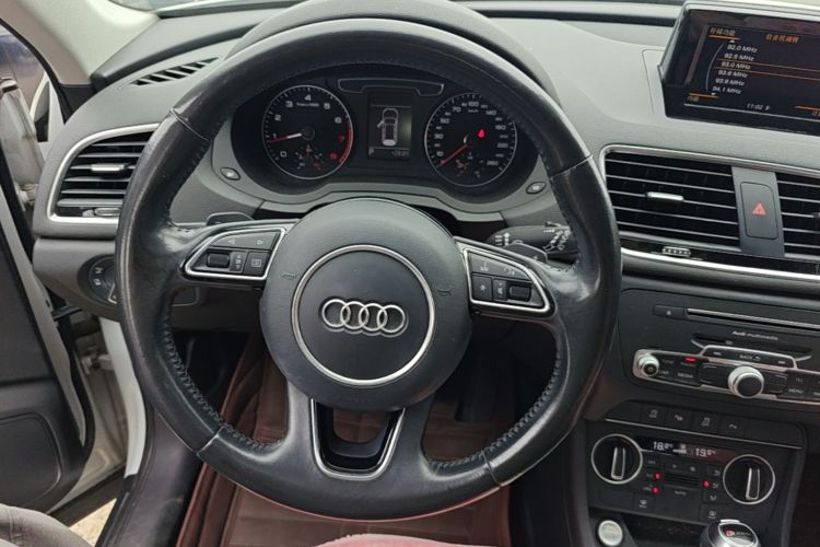 Audi Q3 2017 car image #12