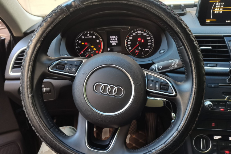 Audi Q3 2019 car image #11