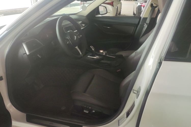 BMW 3 Series 2018 car image #15