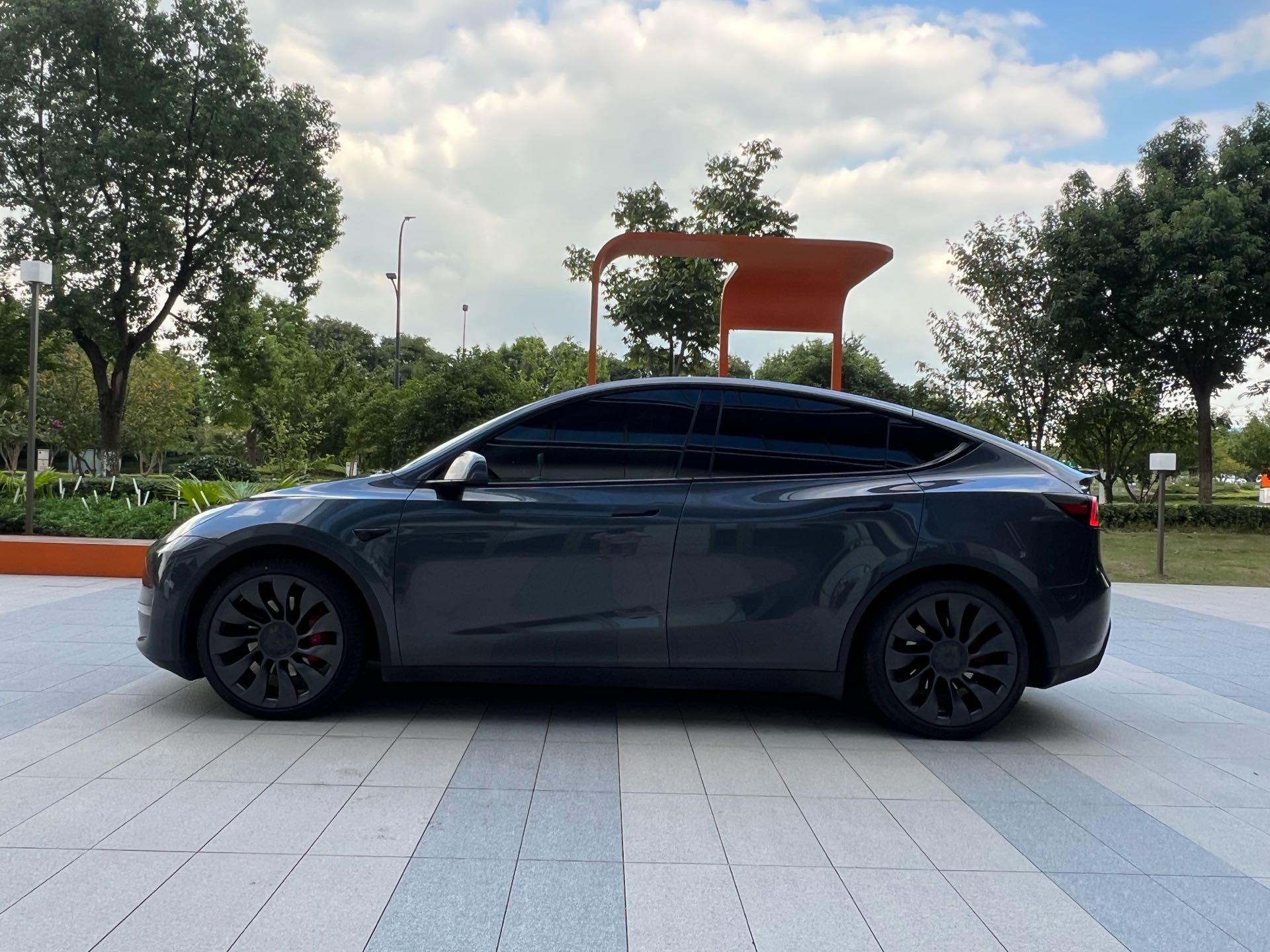 Tesla Model Y 2023 car image #3