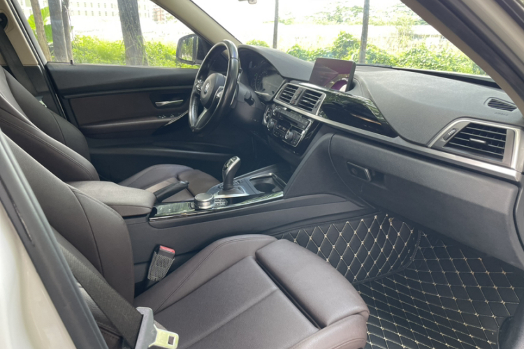 BMW 3 Series 2018 car image #22