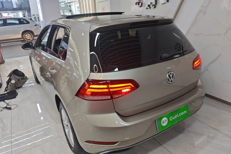 Volkswagen Golf 2018 car image #5