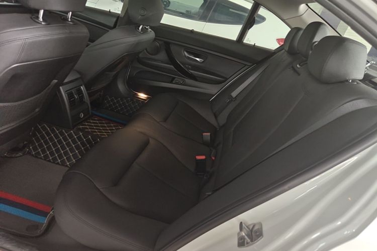 BMW 3 Series 2018 car image #17