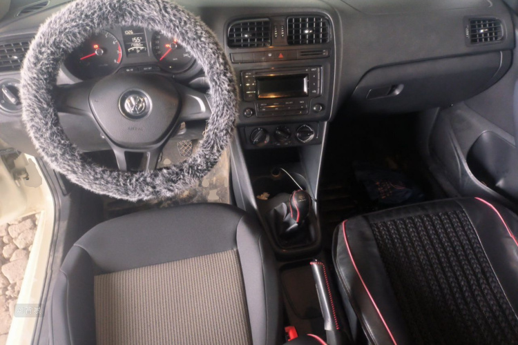 Volkswagen Polo 2015 car image #11