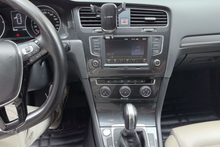 Volkswagen Golf 2017 car image #15