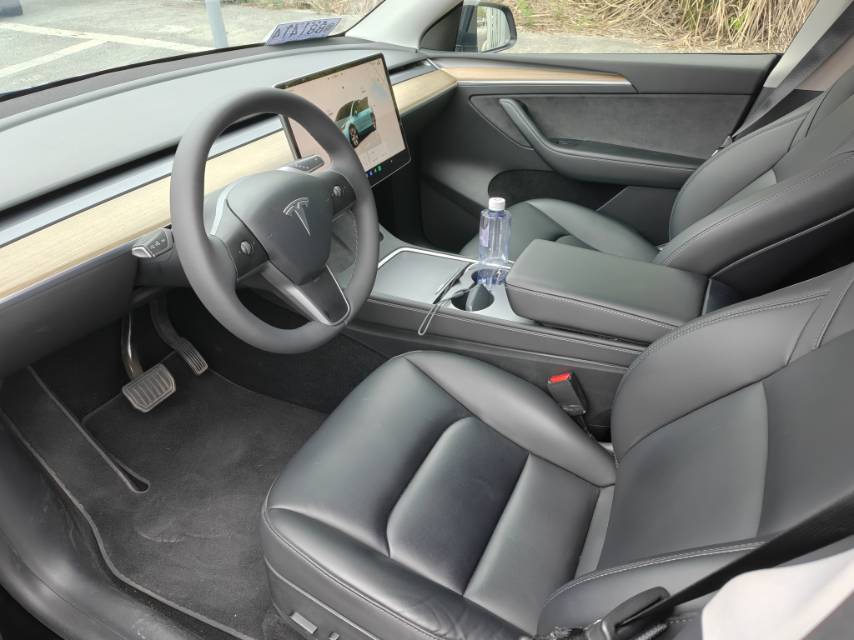 Tesla Model Y 2022 car image #2