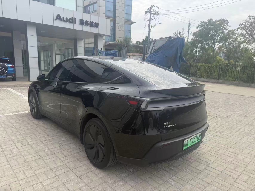 Tesla Model Y 2025 #4 Tesla Model Y 2025 car image #4