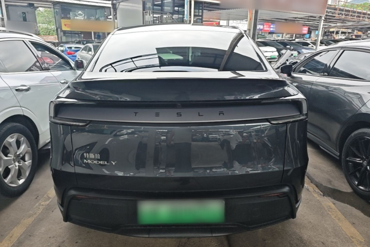 Tesla Model Y 2025 #6 Tesla Model Y 2025 car image #6