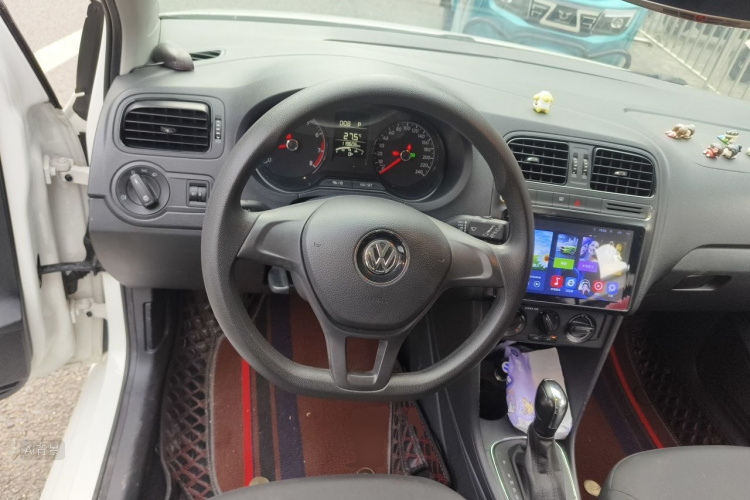 Volkswagen Polo 2018 car image #12