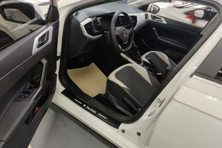Volkswagen Polo 2021 car image #12