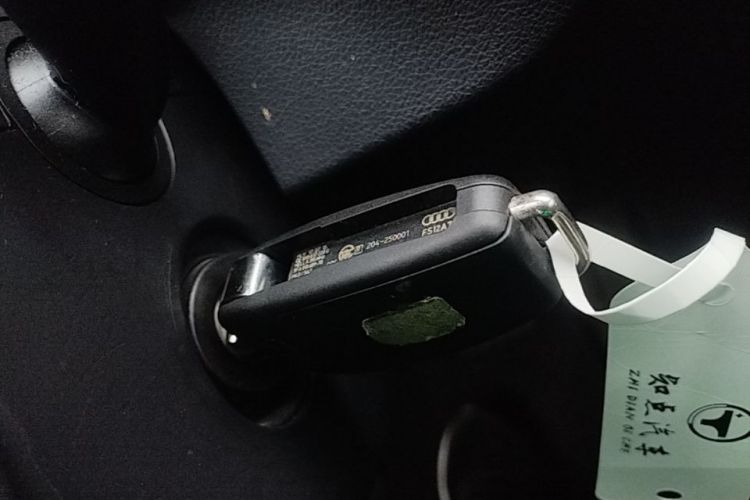 Audi Q3 2016 car image #9