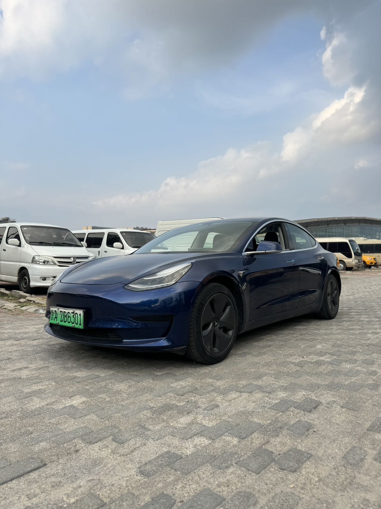Tesla Model 3 2020 car image 