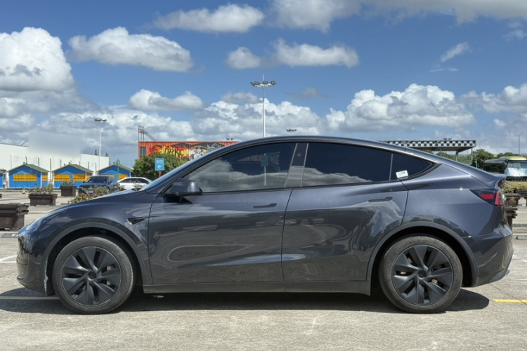 Tesla Model Y 2024 #4 Tesla Model Y 2024 car image #4