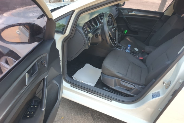 Volkswagen Golf 2017 car image #16
