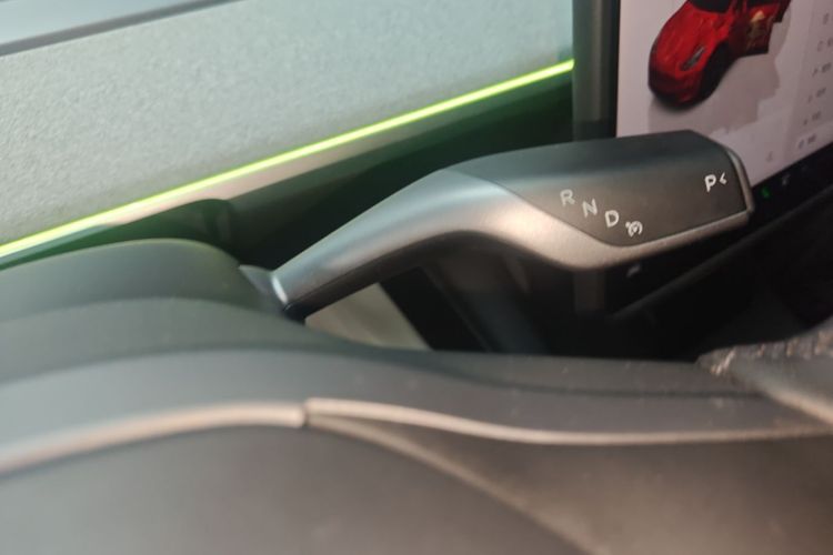 Tesla Model Y 2023 car image #14
